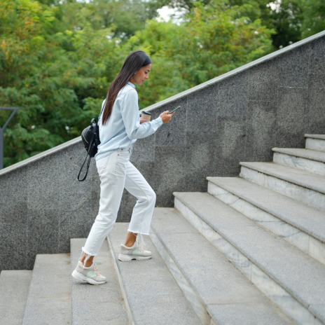 คนที่เดินขึ้นบันไดก็กร๊อบ เดินลงก็แกร๊บ